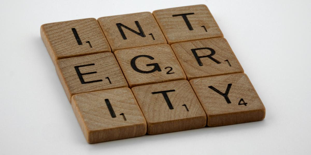 yhdeksän puista kirjainlaattaa, joista syntyy sana integrity