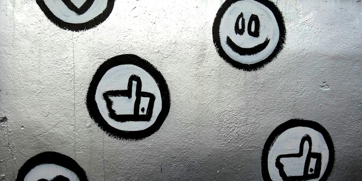 Kuva tarroista seinällä