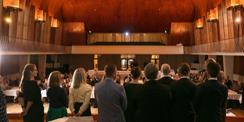 Valokuvassa joukko tiedonjulkistamisen valtionpalkinnon saajia seisoo lavalla. 