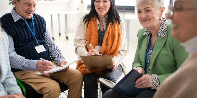 Kuvituskuva jossa ihmiset keskustelee piirissä istuen