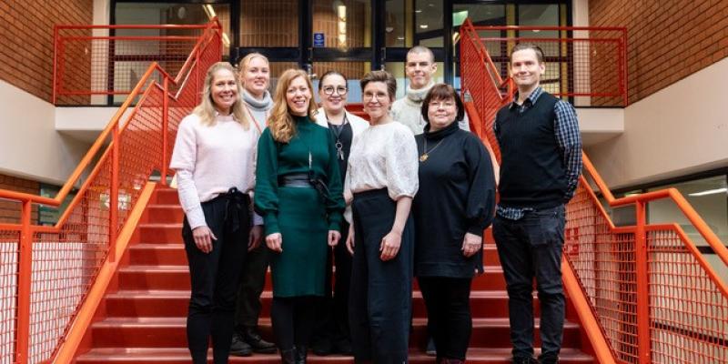 Professori Marjukka Kolehmainen ja ravitsemusterapeutti Kirsikka Aittola (ryhmäkuvassa eturivin keskellä) avaavat tutkimukseen perustuvaa ravitsemustietoa FOODNUTRI-hankkeessa. 