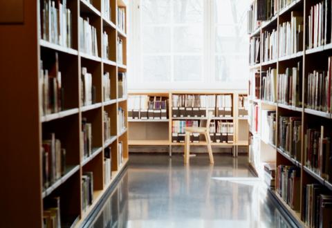 kirjahyllyjä Helsingin yliopiston kirjastossa